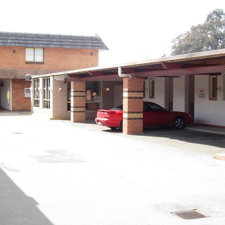 Canberra Lyneham Motor Inn Экстерьер фото