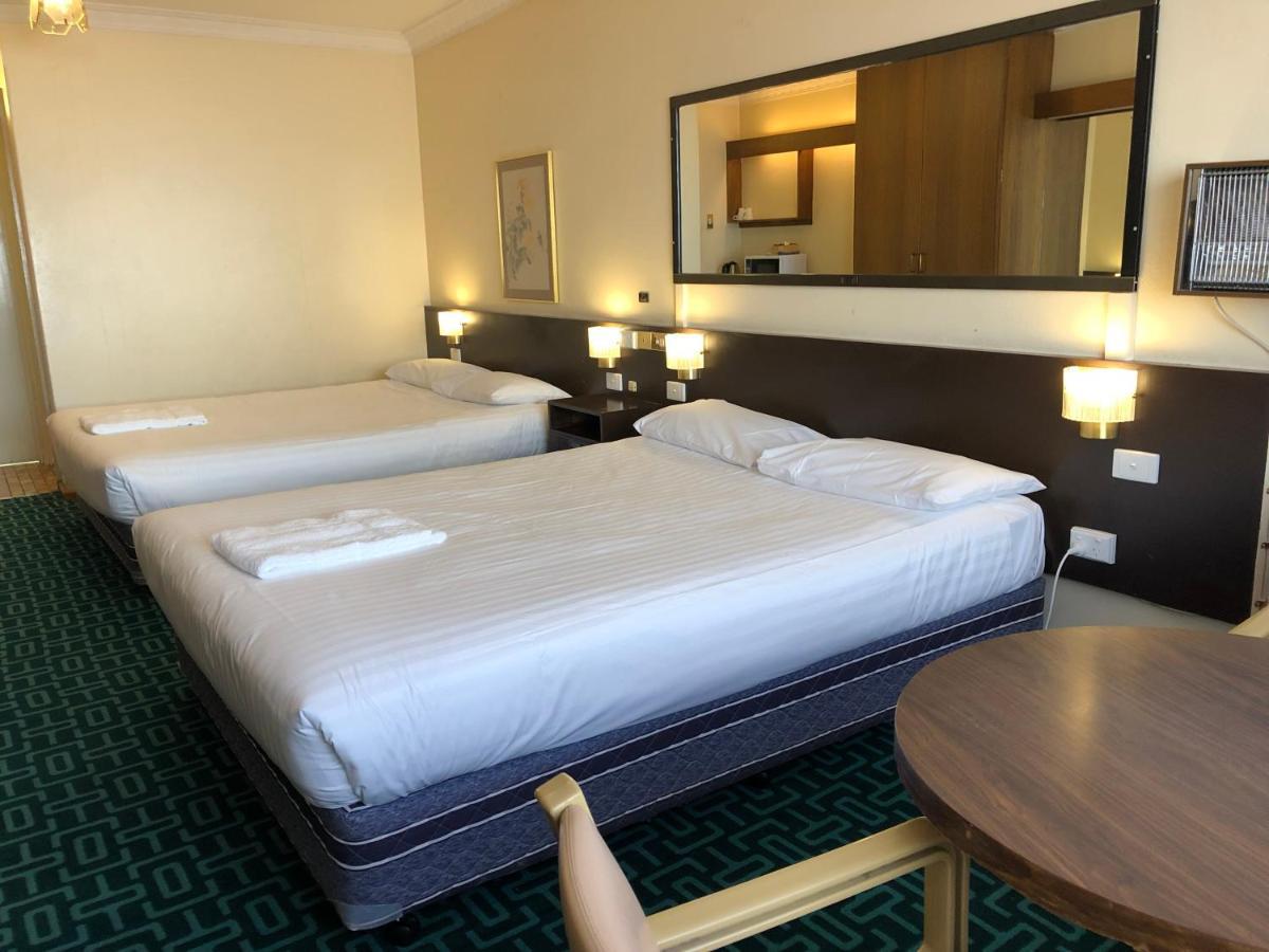 Canberra Lyneham Motor Inn Экстерьер фото