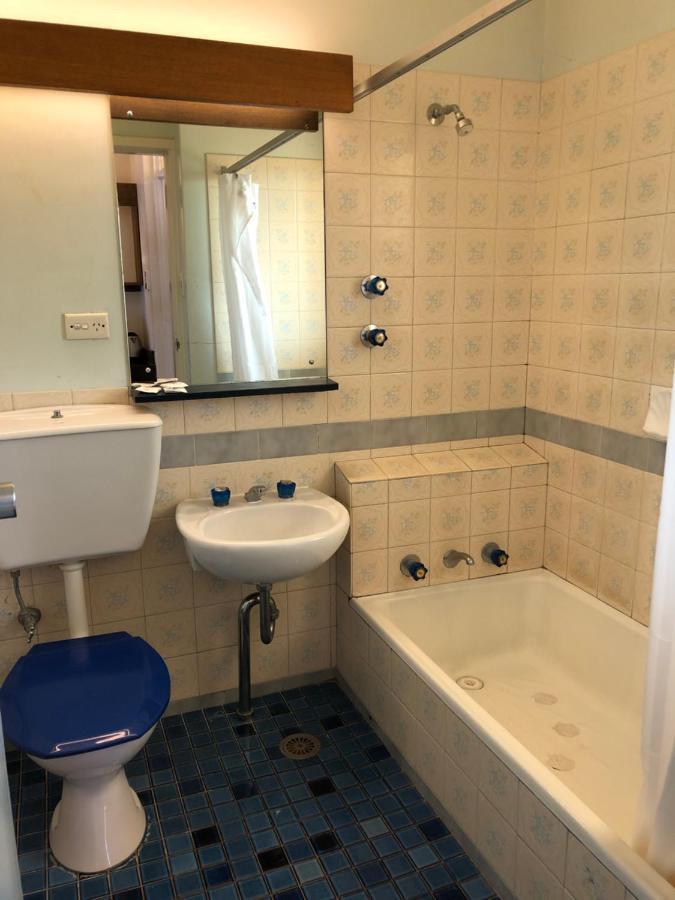 Canberra Lyneham Motor Inn Экстерьер фото
