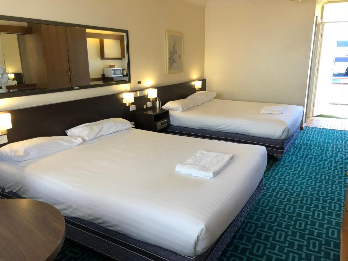 Canberra Lyneham Motor Inn Экстерьер фото