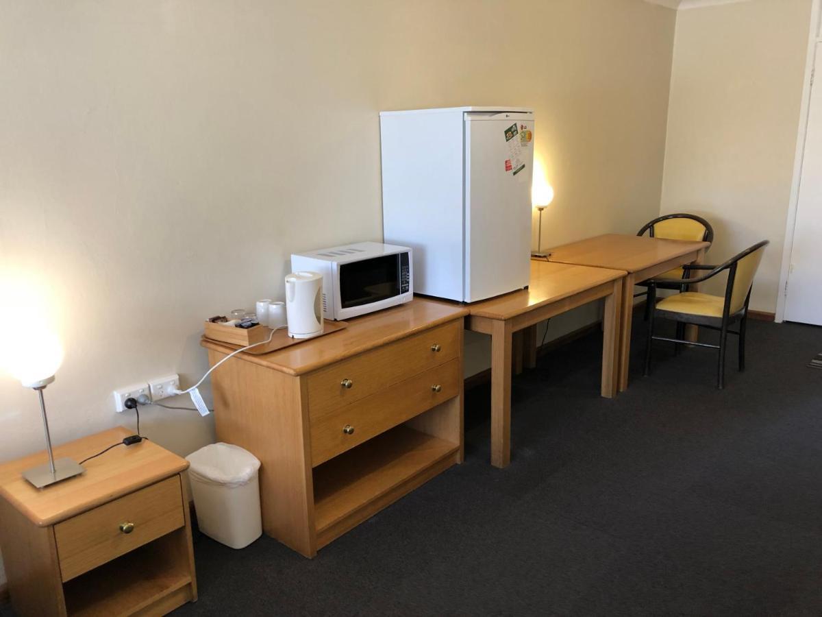 Canberra Lyneham Motor Inn Экстерьер фото