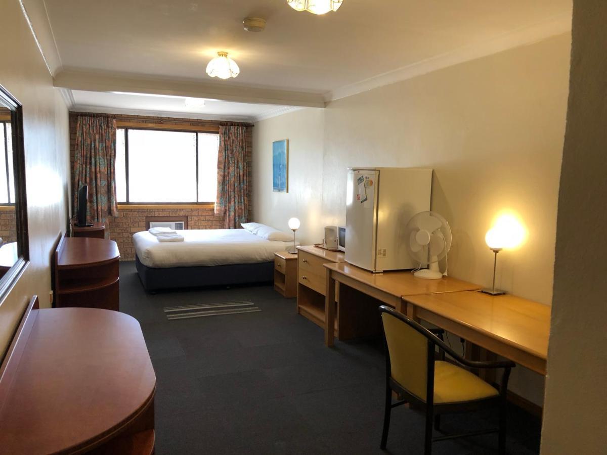 Canberra Lyneham Motor Inn Экстерьер фото