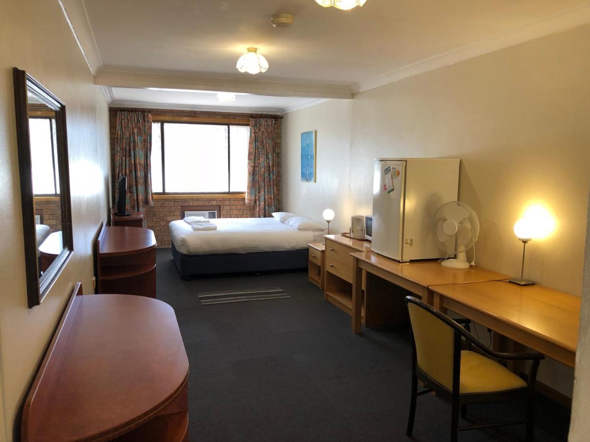 Canberra Lyneham Motor Inn Экстерьер фото