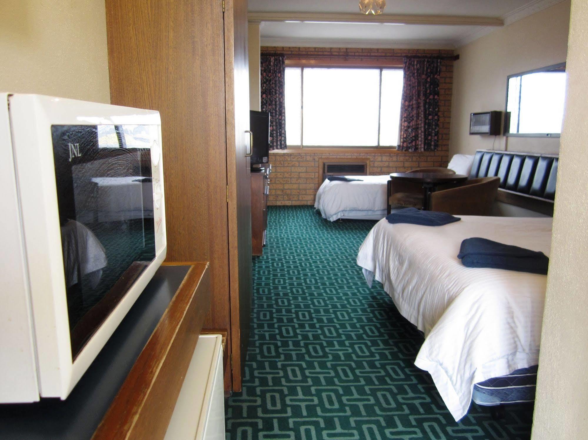 Canberra Lyneham Motor Inn Экстерьер фото