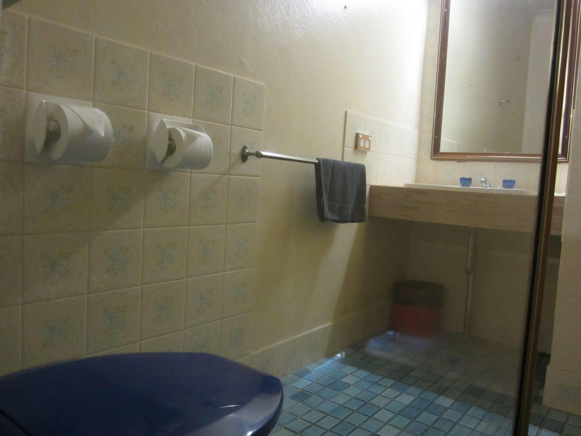 Canberra Lyneham Motor Inn Экстерьер фото