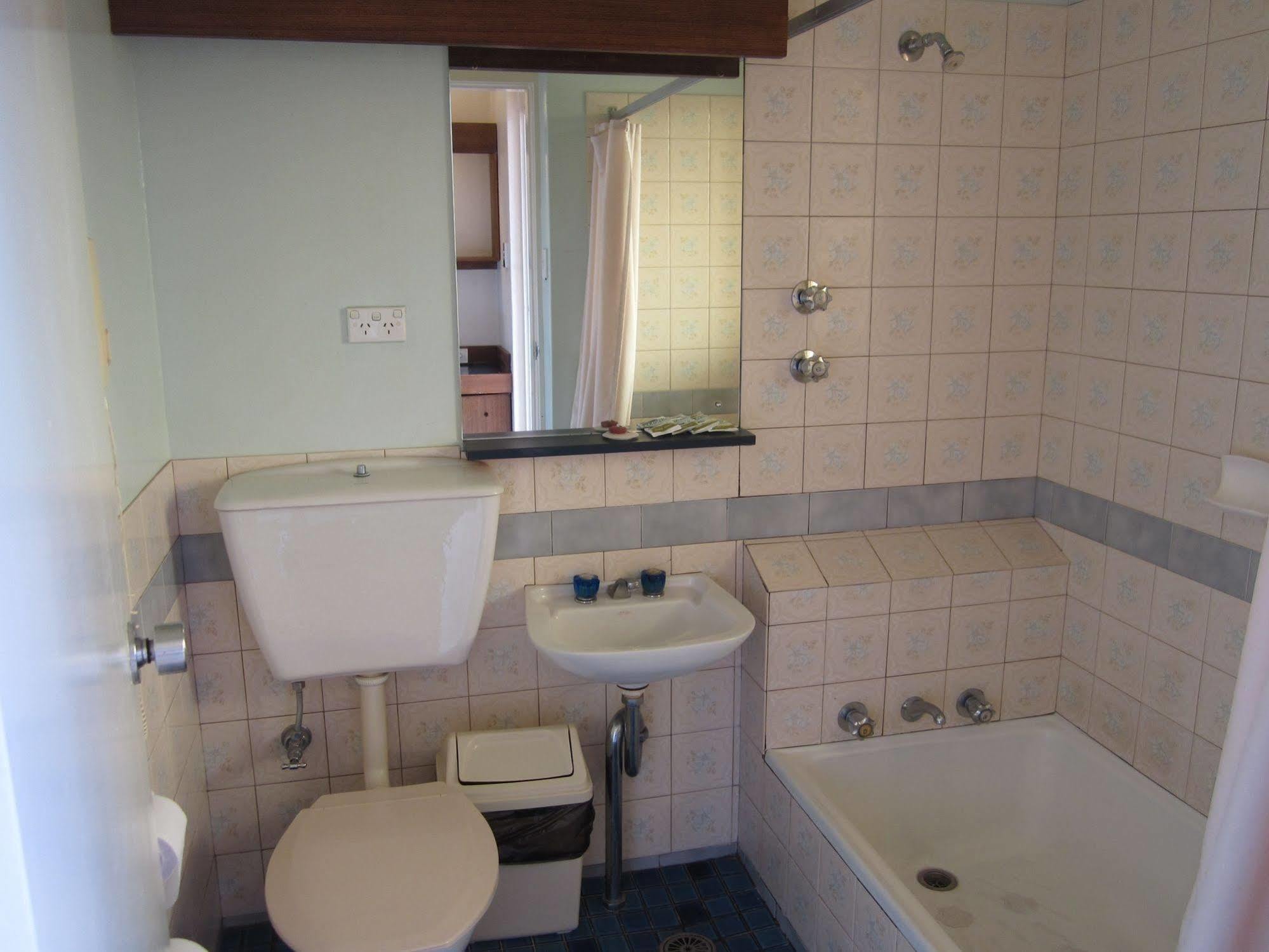 Canberra Lyneham Motor Inn Экстерьер фото