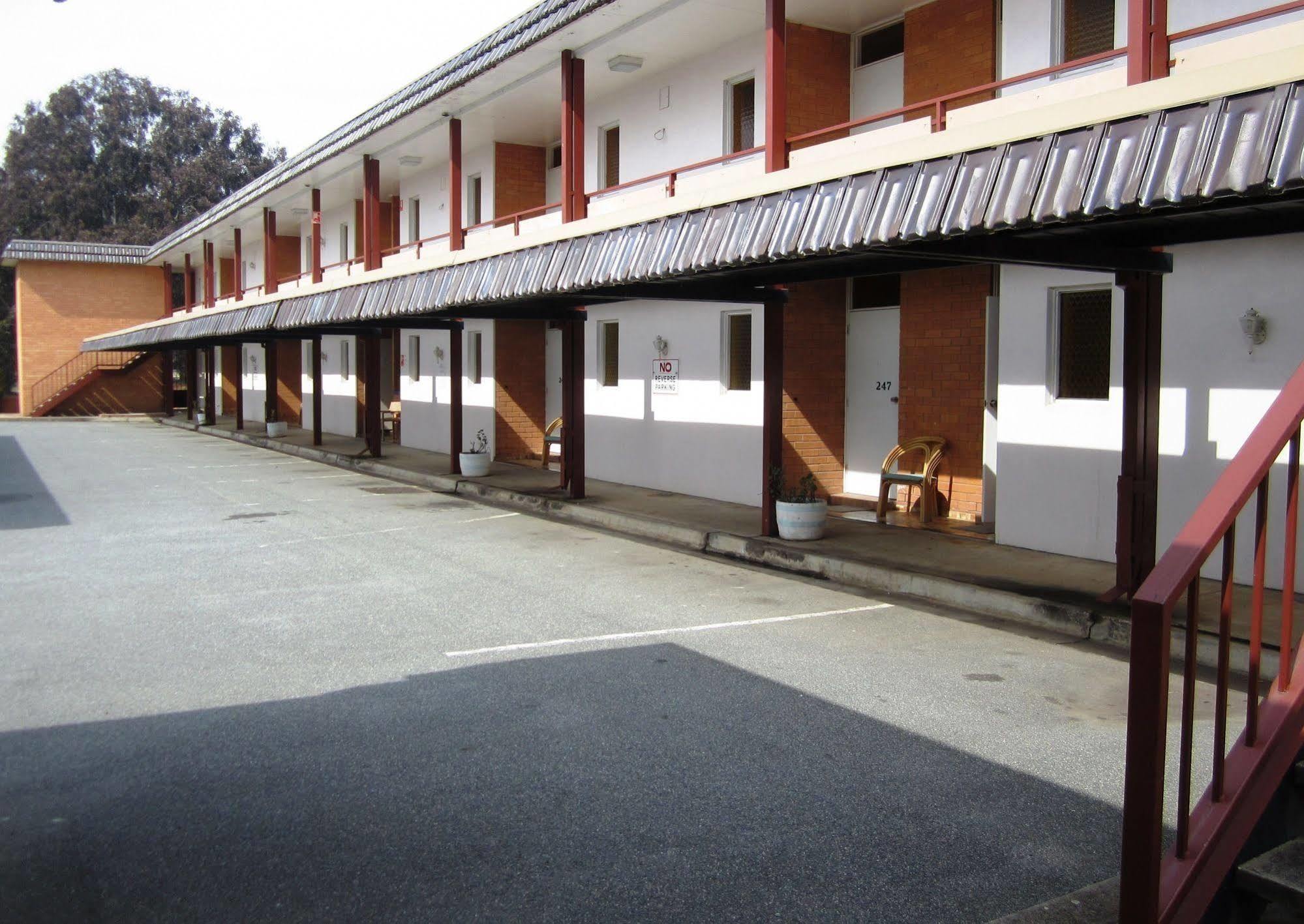 Canberra Lyneham Motor Inn Экстерьер фото